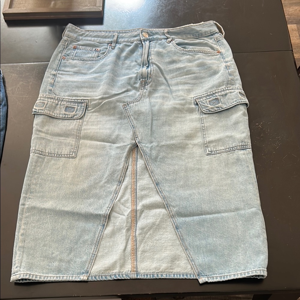 American eagle light wash skirt